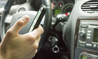 Autofahrer am Handy gefährden nicht nur die eigene Sicherheit, sondern erhalten auch ein Bußgeld in Höhe von 100 Euro sowie einen Punkt in Flensburg. - (Symbolbild): Pixabay Autofahrer am Handy gefährden nicht nur die eigene Sicherheit, sondern erhalten auch ein Bußgeld in Höhe von 100 Euro sowie einen Punkt in Flensburg. - (Symbolbild): Pixabay