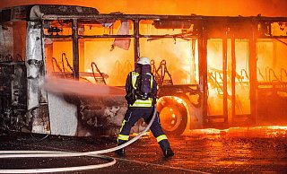 Dieser Großbrand im Busdepot der BVO war Start in ein rekordverdächtiges Jahr für die Feuerwehr Bielefeld. - Christian Mathiesen Dieser Großbrand im Busdepot der BVO war Start in ein rekordverdächtiges Jahr für die Feuerwehr Bielefeld. - Christian Mathiesen