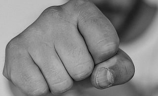 Immer wieder kommt es zu Massenschlägereien unter jungen Männern. Das verunsichert viele Bürger zunehmend. - nw Immer wieder kommt es zu Massenschlägereien unter jungen Männern. Das verunsichert viele Bürger zunehmend. - nw