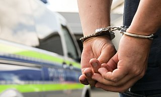 Ein Bocholter ist festgenommen worden, er soll unter anderem eine 88-Jährige aus dem Kreis Höxter um 150.000 Euro betrogen haben. - picture alliance / Fotostand Ein Bocholter ist festgenommen worden, er soll unter anderem eine 88-Jährige aus dem Kreis Höxter um 150.000 Euro betrogen haben. - picture alliance / Fotostand