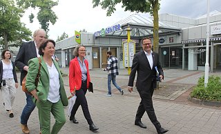 Eine Problemimmobilie im Blick: Heimatministerin Ina Scharrenbach (Mitte) mit Bürgermeister Lars Bökenkröger (r.) vorm City Center, daneben die Landtagsabgeordnete Bianca Winkelmann und Grünen-Ratsfraktionschef Volker Brand. - Ulf Hanke Eine Problemimmobilie im Blick: Heimatministerin Ina Scharrenbach (Mitte) mit Bürgermeister Lars Bökenkröger (r.) vorm City Center, daneben die Landtagsabgeordnete Bianca Winkelmann und Grünen-Ratsfraktionschef Volker Brand. - Ulf Hanke