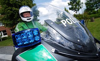 Zwischen Rahden und Espelkamp ist ein Polizist auf einem Motorrad von einem Raser überholt worden. (Symbolbild) - Sandra Sanchez Zwischen Rahden und Espelkamp ist ein Polizist auf einem Motorrad von einem Raser überholt worden. (Symbolbild) - Sandra Sanchez