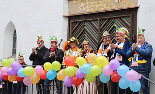 Für die Narrenschar: Das neue Dreigestirn bestehend aus Ingo Wille (4.v.l.), Ludger Wiedra (Mitte) und Wolfgang Münster (3.v.r.) begleitet die Schloß Neuhäuser Karnevalisten durch die kommende Saison. - Moritz Jülich Für die Narrenschar: Das neue Dreigestirn bestehend aus Ingo Wille (4.v.l.), Ludger Wiedra (Mitte) und Wolfgang Münster (3.v.r.) begleitet die Schloß Neuhäuser Karnevalisten durch die kommende Saison. - Moritz Jülich