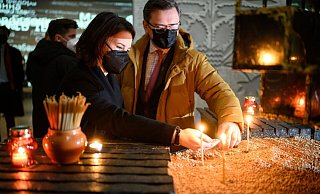 Bundesaußenministerin Annalena Baerbock (l.) gedenkt zusammen mit dem ukrainischen Außenminister Dmytro Kuleba «Holodomor»-Opfer (Archivbild). - Bernd von Jutrczenka/dpa Bundesaußenministerin Annalena Baerbock (l.) gedenkt zusammen mit dem ukrainischen Außenminister Dmytro Kuleba «Holodomor»-Opfer (Archivbild). - Bernd von Jutrczenka/dpa
