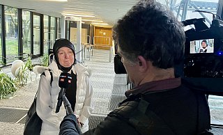 Naile K. steht nach dem Giftmordurteil vor einer Fernsehkamera und berichtet von dem Schmerz über den Tod ihres Sohnes. - Jens Reichenbach Naile K. steht nach dem Giftmordurteil vor einer Fernsehkamera und berichtet von dem Schmerz über den Tod ihres Sohnes. - Jens Reichenbach