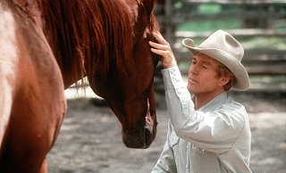US-Schauspieler und Regisseur Robert Redford mit Pilgrim in einer Szene seiner Romanverfilmung "Der Pferdeflüsterer". - picture alliance / dpa