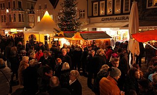 Heimelige Atmosphäre auf dem Wappenplatz: Der Weihnachtsmarkt in Lübbecke startet am Nikolaustag, 6. Dezember. - Foto: Foto Pescht Heimelige Atmosphäre auf dem Wappenplatz: Der Weihnachtsmarkt in Lübbecke startet am Nikolaustag, 6. Dezember. - Foto: Foto Pescht