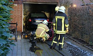 Schnell gelöscht hatten die Einsatzkräfte der Paderborner Feuerwehr diesen Garagenbrand in der Straße Niedernhof im Stadtteil Wewer. - © 2019 Ralph Meyer. All rights reserved Schnell gelöscht hatten die Einsatzkräfte der Paderborner Feuerwehr diesen Garagenbrand in der Straße Niedernhof im Stadtteil Wewer. - © 2019 Ralph Meyer. All rights reserved