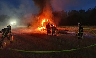 Die Rundballenpresse stand in hellen Flammen. - Sebastian Ewen/Feuerwehr Beverungen Die Rundballenpresse stand in hellen Flammen. - Sebastian Ewen/Feuerwehr Beverungen