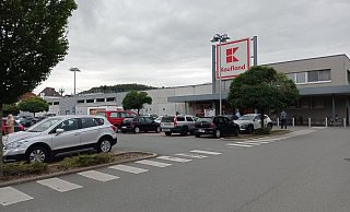 Das Kaufland an der Brenkhäuser Straße in Höxter musste am Samstagabend evakuiert werden. - Michaela Bast Das Kaufland an der Brenkhäuser Straße in Höxter musste am Samstagabend evakuiert werden. - Michaela Bast