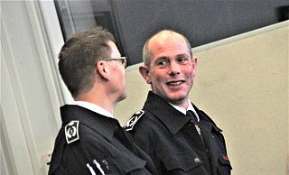 Zum 12. Dezember gilt’s: Jan Giefers und Wilfried Meyer wechseln bei der Freiwilligen Feuerwehr die Rollen. - Madita Schellenberg Zum 12. Dezember gilt’s: Jan Giefers und Wilfried Meyer wechseln bei der Freiwilligen Feuerwehr die Rollen. - Madita Schellenberg