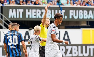 Schiedsrichter Sven Waschitzki-Günther zeigt Magdeburgs Jamie Lawrence (r.) beim Hinspiel in Paderborn in der 40. Minute die Gelb-Rote Karte. Beim Rückspiel muss Lawrence nun verletzungsbedingt passen. - picture alliance/dpa Schiedsrichter Sven Waschitzki-Günther zeigt Magdeburgs Jamie Lawrence (r.) beim Hinspiel in Paderborn in der 40. Minute die Gelb-Rote Karte. Beim Rückspiel muss Lawrence nun verletzungsbedingt passen. - picture alliance/dpa