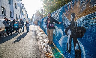 Sven Niemann zeigt 2018 bei einer Graffitiführung die "Hall of Fame" an der Busdorfmauer. - Archivfoto: Björn Leisten Sven Niemann zeigt 2018 bei einer Graffitiführung die "Hall of Fame" an der Busdorfmauer. - Archivfoto: Björn Leisten