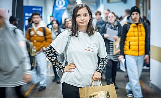 Unterwegs Richtung Zukunft: Nicole Weinberger (20) will im Handel arbeiten und nutzt dafür die Ausbildungsmesse im BAJ. - Sarah Jonek Unterwegs Richtung Zukunft: Nicole Weinberger (20) will im Handel arbeiten und nutzt dafür die Ausbildungsmesse im BAJ. - Sarah Jonek
