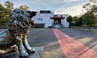 Vor dem "Prime" an der Duisburger Straße musste die Polizei einen Tumult auflösen. Ein Mann soll zwei junge Frauen geschlagen haben. - Jens Reichenbach Vor dem "Prime" an der Duisburger Straße musste die Polizei einen Tumult auflösen. Ein Mann soll zwei junge Frauen geschlagen haben. - Jens Reichenbach