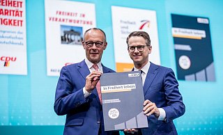 Friedrich Merz (l) und Carsten Linnemann präsentieren das neue Grundsatzprogramm der CDU. - Michael Kappeler/dpa Friedrich Merz (l) und Carsten Linnemann präsentieren das neue Grundsatzprogramm der CDU. - Michael Kappeler/dpa