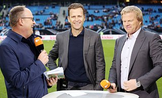 Oliver Bierhoff (M.) und Oliver Kahn (r) zählen die deutsche Mannschaft nicht zu den WM-Titelkandidaten. (Archivbild) - picture alliance / dpa Oliver Bierhoff (M.) und Oliver Kahn (r) zählen die deutsche Mannschaft nicht zu den WM-Titelkandidaten. (Archivbild) - picture alliance / dpa