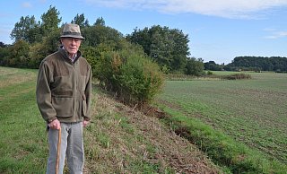 Heinz Heienbrok steht am Hasenpatt und blickt auf den Graben, an dessen Böschung bislang viele Brombeer- und Schlehenbüsche, aber zum Beispiel auch Wildrosen gestanden haben. Die sind jetzt bis auf die Grasnarbe gestutzt worden. - Mareike Patock Heinz Heienbrok steht am Hasenpatt und blickt auf den Graben, an dessen Böschung bislang viele Brombeer- und Schlehenbüsche, aber zum Beispiel auch Wildrosen gestanden haben. Die sind jetzt bis auf die Grasnarbe gestutzt worden. - Mareike Patock