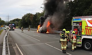 Beim Eintreffen der Feuerwehr Paderborn an der Brücke der Anschlussstelle Diebesweg stand der Wagen bereits in Vollbrand. - Polizei Paderborn Beim Eintreffen der Feuerwehr Paderborn an der Brücke der Anschlussstelle Diebesweg stand der Wagen bereits in Vollbrand. - Polizei Paderborn
