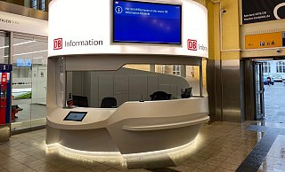 Das leuchtende Dach weist den Reisenden den Weg. Der Tresen am neue Schalter im Hauptbahnhof ist für Rollstuhlfahrer unterfahrbar. - Deutsche Bahn Das leuchtende Dach weist den Reisenden den Weg. Der Tresen am neue Schalter im Hauptbahnhof ist für Rollstuhlfahrer unterfahrbar. - Deutsche Bahn