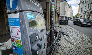 Ein Parkscheinautomat in der Bielefelder Altstadt: Bislang sind dort 1,30 Euro pro Stunde fällig, ab 2026 sollen es zwei Euro sein. - Sarah Jonek Ein Parkscheinautomat in der Bielefelder Altstadt: Bislang sind dort 1,30 Euro pro Stunde fällig, ab 2026 sollen es zwei Euro sein. - Sarah Jonek