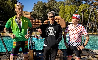 Machine Gun Kelly (v.l.n.r.), Johnny Knoxville, and Steve-O in einer Szene des Films «Jackass Forever». - Foto: Sean Cliver/Paramount Pictures/ MTV Entertainment Studios/dpa Machine Gun Kelly (v.l.n.r.), Johnny Knoxville, and Steve-O in einer Szene des Films «Jackass Forever». - Foto: Sean Cliver/Paramount Pictures/ MTV Entertainment Studios/dpa