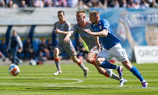 Jasper van der Werff (l., SC Paderborn) im Zweikampf mit John Verhoek (Hansa Rostock). - picture alliance / Fotostand Jasper van der Werff (l., SC Paderborn) im Zweikampf mit John Verhoek (Hansa Rostock). - picture alliance / Fotostand