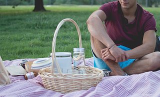 Die Zuschauer werden direkt zu ihren Plätzen geführt – auf eine Bank, eine Picknickdecke oder auf einen Gartenstuhl. Essen und Getränke dürfen mitgebracht werden. - Pixabay (Symbolbild) Die Zuschauer werden direkt zu ihren Plätzen geführt – auf eine Bank, eine Picknickdecke oder auf einen Gartenstuhl. Essen und Getränke dürfen mitgebracht werden. - Pixabay (Symbolbild)