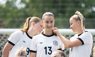 Kapitänin und Kümmerin: Giulia Gwinn (r). - Sebastian Christoph Gollnow/dpa Kapitänin und Kümmerin: Giulia Gwinn (r). - Sebastian Christoph Gollnow/dpa