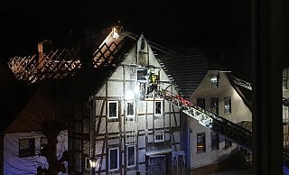 Die Feuerwehr muss mit Extremsituationen klarkommen – wie beim Brand in Beverungen am zweiten Weihnachtstag. - Feuerwehr Beverungen Die Feuerwehr muss mit Extremsituationen klarkommen – wie beim Brand in Beverungen am zweiten Weihnachtstag. - Feuerwehr Beverungen