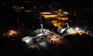 Dieses Foto zeigt den Blick von oben auf die nächtliche Baustelle an der A2. - Charlotte Mahncke/Tim Freitag Dieses Foto zeigt den Blick von oben auf die nächtliche Baustelle an der A2. - Charlotte Mahncke/Tim Freitag