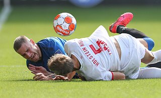 In der Benteler-Arena geht es zur Sache, wie hier Felix Platte im Kampf um den Ball mit Kiels Stefan Thesker. Paderborn nach Gelb-rot für Collins in Unterzahl. - picture alliance/dpa In der Benteler-Arena geht es zur Sache, wie hier Felix Platte im Kampf um den Ball mit Kiels Stefan Thesker. Paderborn nach Gelb-rot für Collins in Unterzahl. - picture alliance/dpa