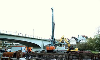 Ein 100 Tonnen schwerer Bohrkran bereitet die Pfahlgründung für den späteren Standpylon vor. - Burkhard Battran Ein 100 Tonnen schwerer Bohrkran bereitet die Pfahlgründung für den späteren Standpylon vor. - Burkhard Battran