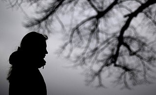 Aussortiert: Menschen mit psychischen Krankheiten werden in unserer Gesellschaft nicht nur stigmatisiert. Sie erhalten auch keinen Zugang zu wichtigen Versicherungen oder Beschäftigungsverhältnissen. - picture alliance / dpa | Julian Stratenschulte Aussortiert: Menschen mit psychischen Krankheiten werden in unserer Gesellschaft nicht nur stigmatisiert. Sie erhalten auch keinen Zugang zu wichtigen Versicherungen oder Beschäftigungsverhältnissen. - picture alliance / dpa | Julian Stratenschulte