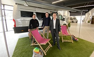 Farbenfroh startet das Peitzmeyer-Team mit Marcel Peitzmeyer (vorne) sowie Björn Nerge (hinten l.) und Nico Wördemann am kommenden Wochenende im neuen Caravan-Center an der Kanalstraße. - Nicole Sielermann Farbenfroh startet das Peitzmeyer-Team mit Marcel Peitzmeyer (vorne) sowie Björn Nerge (hinten l.) und Nico Wördemann am kommenden Wochenende im neuen Caravan-Center an der Kanalstraße. - Nicole Sielermann