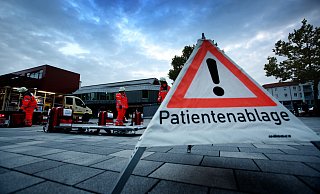 Im August 2018 hat das DRK eine solche „Großschadenslage" auf dem Bünder Marktplatz geübt. - Gerald Dunkel Im August 2018 hat das DRK eine solche „Großschadenslage" auf dem Bünder Marktplatz geübt. - Gerald Dunkel
