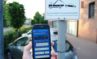 Die Handy-App ermöglicht es Privatparkplatz-Besitzern, mit einem Foto Falschparker zur Zahlung eines Schadenersatzes aufzufordern. Nicht nur an der Höhe der Summe gibt es Kritik. - Jens Reichenbach Die Handy-App ermöglicht es Privatparkplatz-Besitzern, mit einem Foto Falschparker zur Zahlung eines Schadenersatzes aufzufordern. Nicht nur an der Höhe der Summe gibt es Kritik. - Jens Reichenbach
