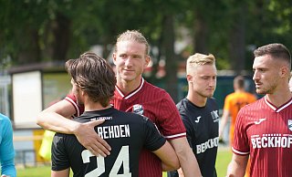 Nach dem 9:1-Sieg tröstet Verls Vinko Sapina seinen Gegenspieler vom BSV Rehden. - Christian Geisler Nach dem 9:1-Sieg tröstet Verls Vinko Sapina seinen Gegenspieler vom BSV Rehden. - Christian Geisler