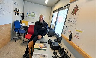 Der Leiter der Warburger Polizeiwache, Georg Arendes, im Inneren der Festwache. Nebenan gibt es noch einen weiteren Container als Aufenthaltsraum. - Simone Flörke Der Leiter der Warburger Polizeiwache, Georg Arendes, im Inneren der Festwache. Nebenan gibt es noch einen weiteren Container als Aufenthaltsraum. - Simone Flörke