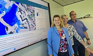 KBB-Chefin Manuela Handke (von links), Bürgermeisterin Susanne Rutenkröger und Bereichsleiter Michael Böke-Hasselmeier zeigen auf der Karte als Beispiel die Gefährdung des Rathauses, wo zumindest der Parkplatz zur Else hin bei Starkregen regelmäßig überschwemmt ist. - Gerald Dunkel KBB-Chefin Manuela Handke (von links), Bürgermeisterin Susanne Rutenkröger und Bereichsleiter Michael Böke-Hasselmeier zeigen auf der Karte als Beispiel die Gefährdung des Rathauses, wo zumindest der Parkplatz zur Else hin bei Starkregen regelmäßig überschwemmt ist. - Gerald Dunkel