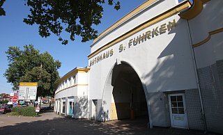 Im Innenhof des Autohauses Fuhrken ist am Donnerstagmorgen schwer verletzt gefunden worden. - Peter Steinert Im Innenhof des Autohauses Fuhrken ist am Donnerstagmorgen schwer verletzt gefunden worden. - Peter Steinert