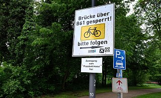 Es herrscht freie Fahrt auf dem Paul-Westerfrölke-Weg, daran ändert auch das „Gesperrt“-Schild nichts. - Andreas Frücht Es herrscht freie Fahrt auf dem Paul-Westerfrölke-Weg, daran ändert auch das „Gesperrt“-Schild nichts. - Andreas Frücht