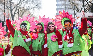 Einen Tag vor Rosenmontag ziehen traditionell die «Schull- und Veedelszöch» durch Köln. - Oliver Berg/dpa Einen Tag vor Rosenmontag ziehen traditionell die «Schull- und Veedelszöch» durch Köln. - Oliver Berg/dpa