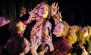 Agnes (Caroline Jannaber) muss sich im Rollenspiel gefährlichen Monstern stellen, denen ihrer Schwester und ihren eigenen. - Theater Bielefeld Agnes (Caroline Jannaber) muss sich im Rollenspiel gefährlichen Monstern stellen, denen ihrer Schwester und ihren eigenen. - Theater Bielefeld
