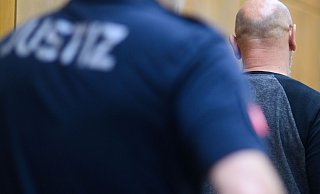 Der angeklagte Bielefelder kommt in den Gerichtssaal im Landgericht Hannover. Der Mann soll im Juli 2021 im Stadtpark Eilenriede in Hannover einen auf einer Parkbank sitzenden Obdachlosen getötet haben. - Julian Stratenschulte/dpa Der angeklagte Bielefelder kommt in den Gerichtssaal im Landgericht Hannover. Der Mann soll im Juli 2021 im Stadtpark Eilenriede in Hannover einen auf einer Parkbank sitzenden Obdachlosen getötet haben. - Julian Stratenschulte/dpa