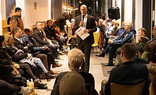 Im Grünen Würfel: Sozialdezernent Ingo Nürnberger lud zum Bürger-Dialog. Rund 100 Nachbarn, Vereinsvertreter, Interessierte und Politiker kamen. - Oliver Krato Im Grünen Würfel: Sozialdezernent Ingo Nürnberger lud zum Bürger-Dialog. Rund 100 Nachbarn, Vereinsvertreter, Interessierte und Politiker kamen. - Oliver Krato