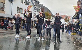 Die Kids der Tanzgruppe des Sportvereins Verne nutzen Regenpausen für ihre flotten Auftritte. - Regina Brucksch Die Kids der Tanzgruppe des Sportvereins Verne nutzen Regenpausen für ihre flotten Auftritte. - Regina Brucksch