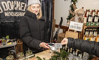 Am Stand von "O'Donnell Moonshine" an der Oberstraße kann nur mit EC-Karte gezahlt werden. Laut Mitarbeiterin Kaya Böhmer kommt das gut an bei den Besuchern. - Jörg Dieckmann Am Stand von "O'Donnell Moonshine" an der Oberstraße kann nur mit EC-Karte gezahlt werden. Laut Mitarbeiterin Kaya Böhmer kommt das gut an bei den Besuchern. - Jörg Dieckmann