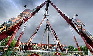 Die brandneue XXL-Riesenschaukel „Excalibur“ in Gütersloh: Bis zu 48 Meter hoch werden hier maximal 20 Personen hochgeschleudert. - Andreas Frücht Die brandneue XXL-Riesenschaukel „Excalibur“ in Gütersloh: Bis zu 48 Meter hoch werden hier maximal 20 Personen hochgeschleudert. - Andreas Frücht