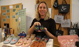 Christina Quest aus Höxter zeigt Lederpuschen für Kids aus Bioleder, Kindersachen, Zirbelkissen, Geschenkartikel und ihre Bücher. - Simone Flörke Christina Quest aus Höxter zeigt Lederpuschen für Kids aus Bioleder, Kindersachen, Zirbelkissen, Geschenkartikel und ihre Bücher. - Simone Flörke
